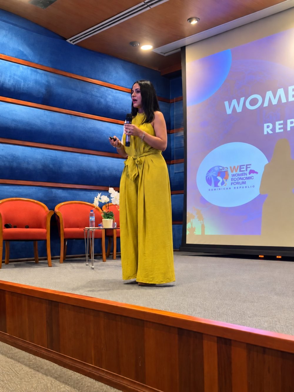 Kelin Martínez como conferencista en el Women Economic Forum República Dominicana